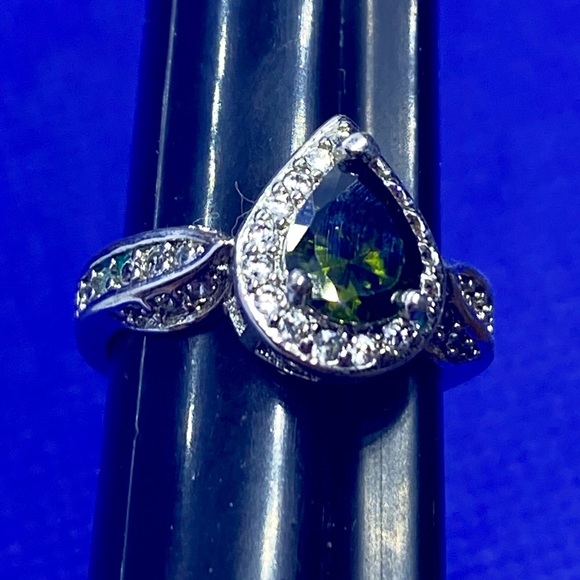 Beautiful Women’s Fashion Ring Size 5 - Picture 9 of 9